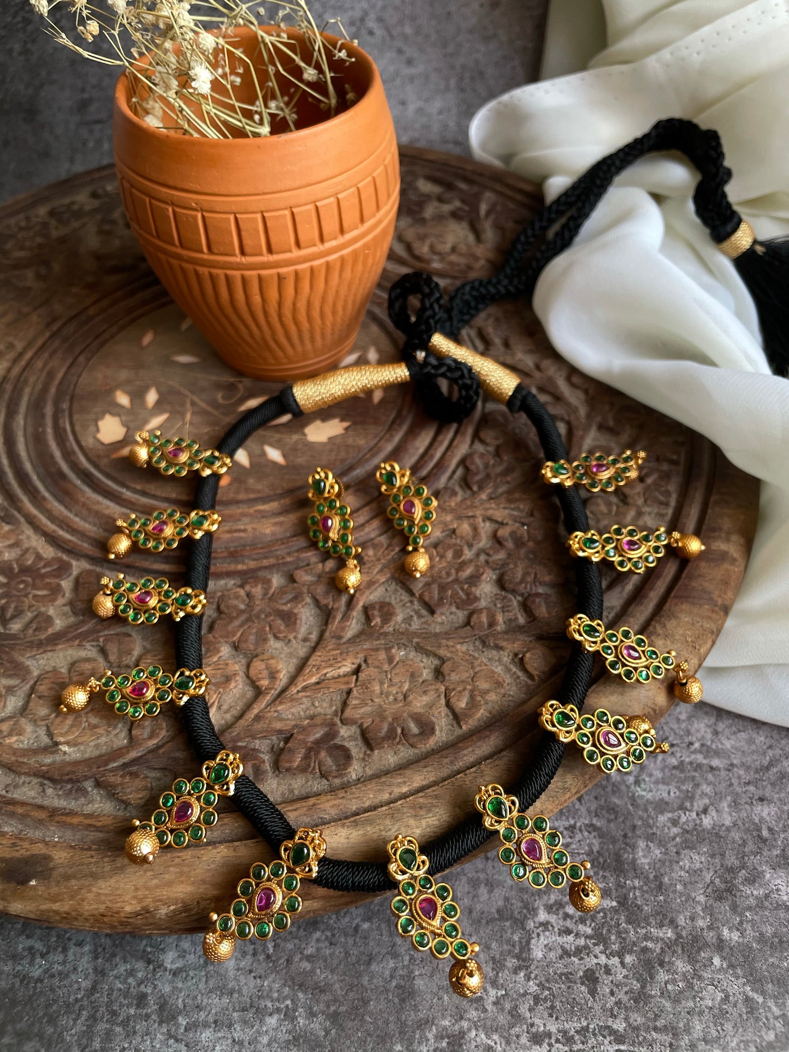 Kemp manga thread necklace with studs