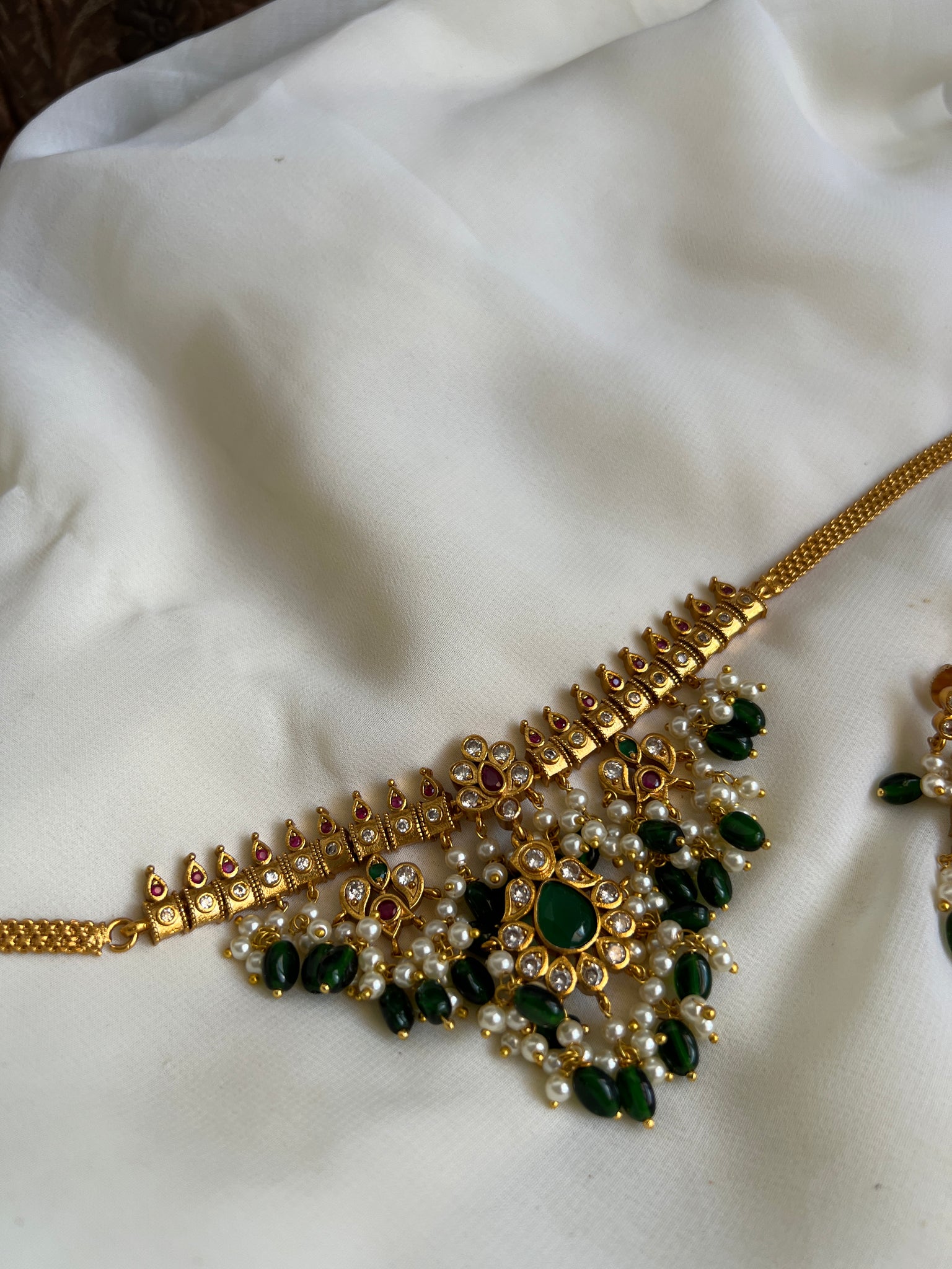 Guttapusalu stone choker with earrings