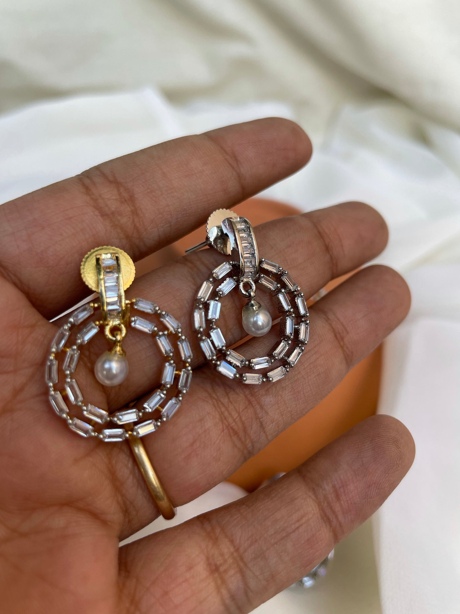 Stone Pearl round earrings