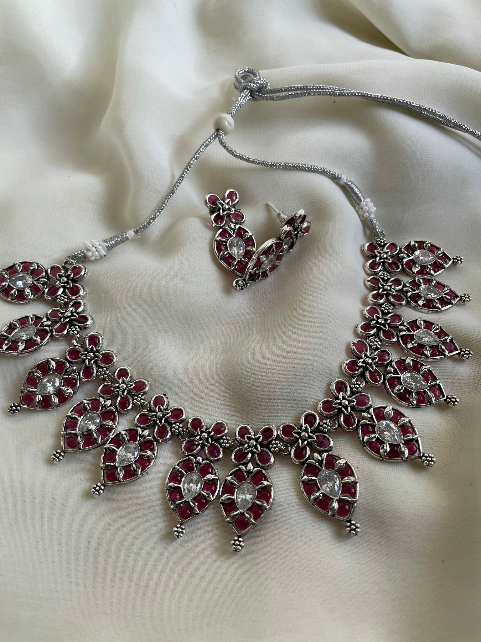 Kemp like manga necklace with studs