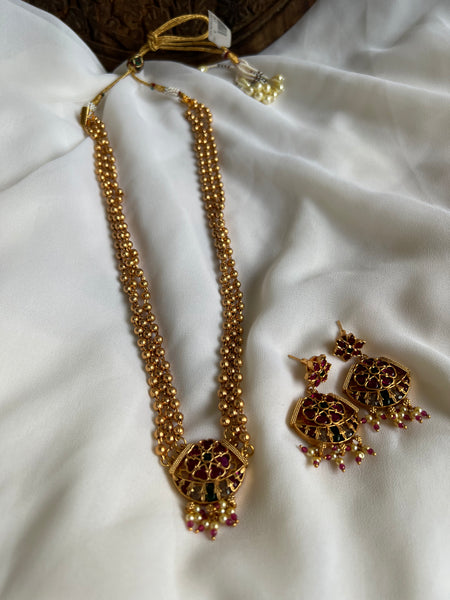 Kemp pendant in long Maala with earrings