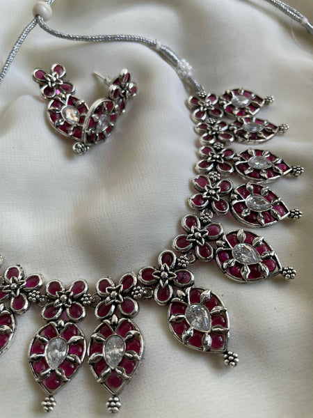Kemp like manga necklace with studs