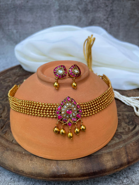 Kundan tear drop choker with studs