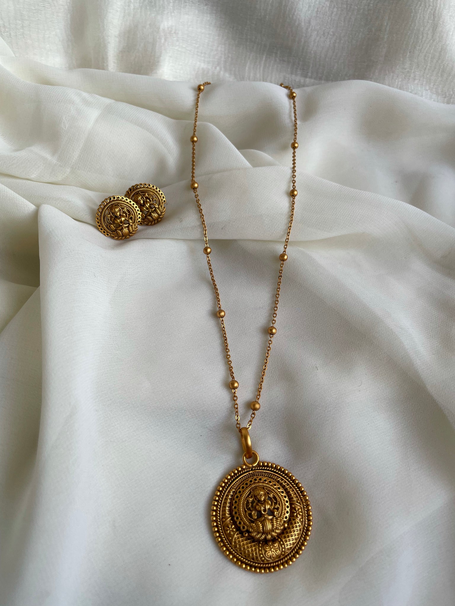 Lakshmi pendant with maala set