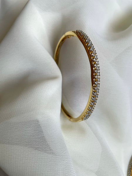 Delicate openable bangle