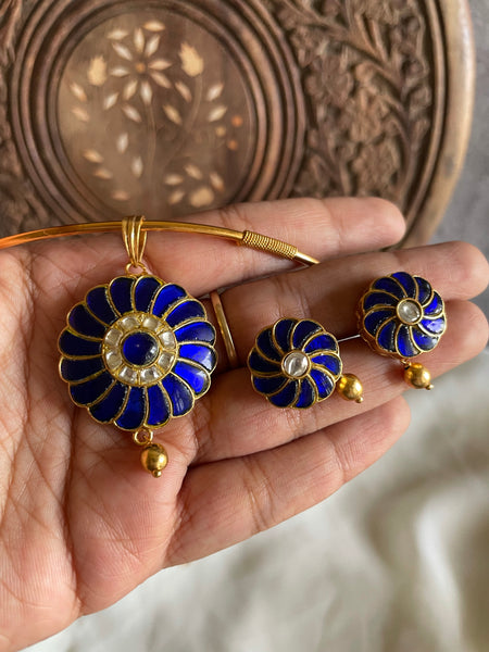 Sapphire Kundan pendant with studs in a hasli