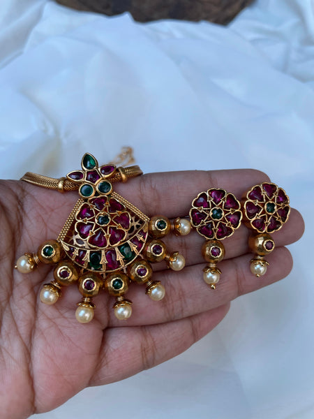 Kemp chaand pendant with studs in a maala