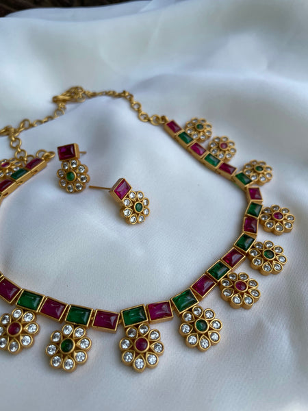 Elegant flower necklace with studs - Design B