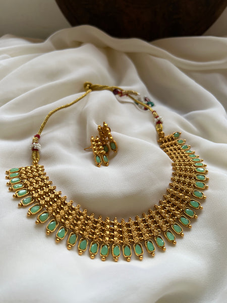 Stone matte necklace with studs