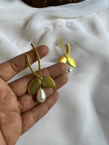 Leaf studs with Pearl A