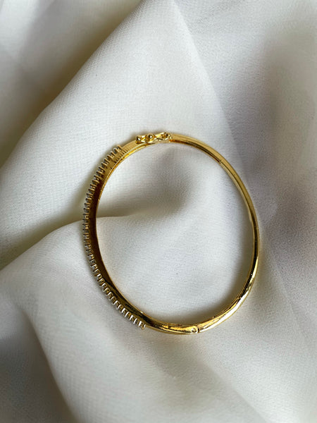 Delicate openable bangle