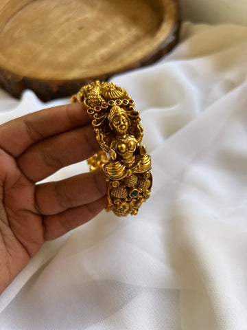 Single statement Nagas bridal bangles