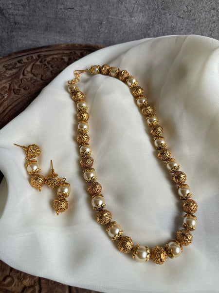 Golden Pearl short necklace with earrings