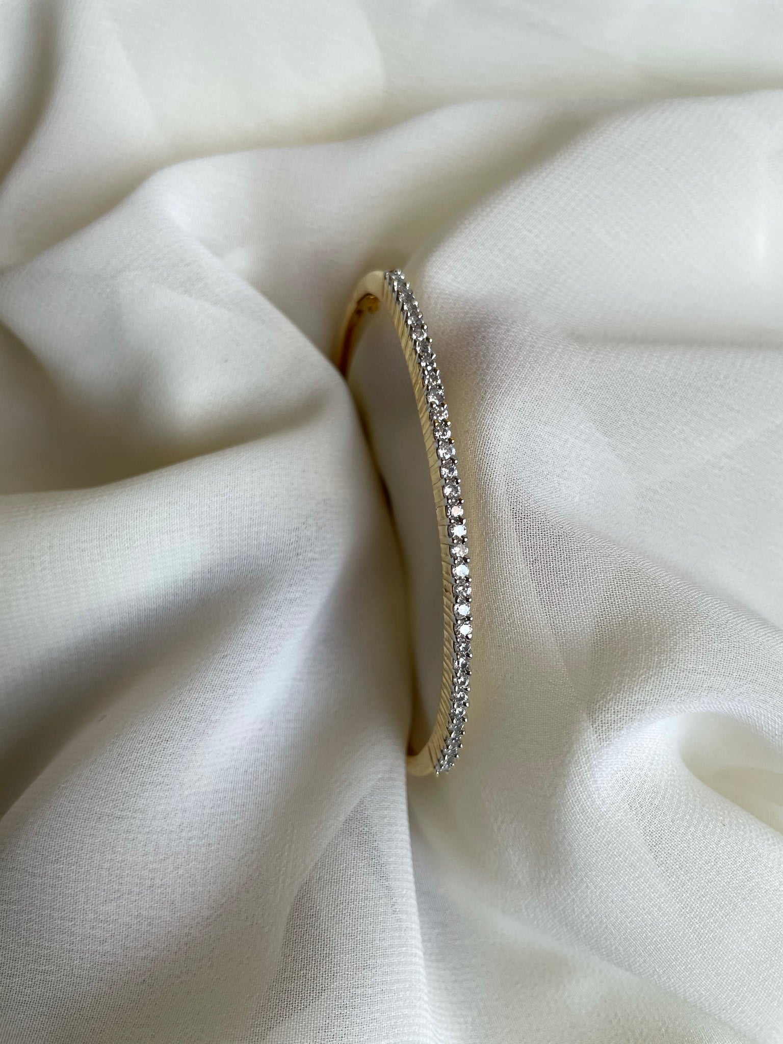 Delicate openable bangle