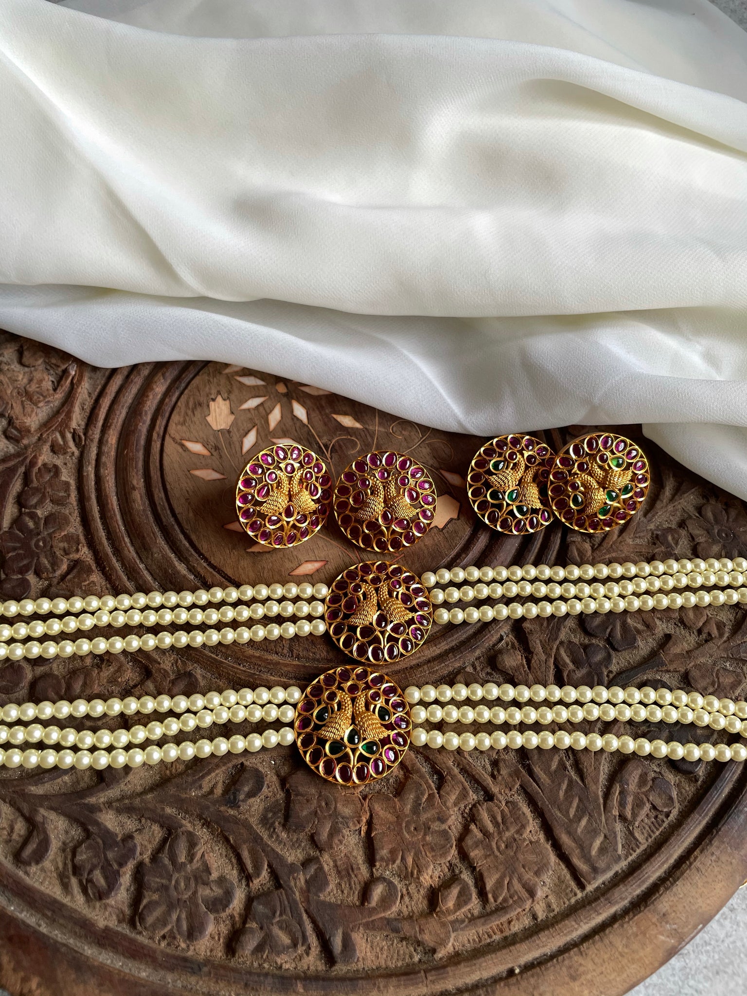 Kemp peacock Pearl choker with studs