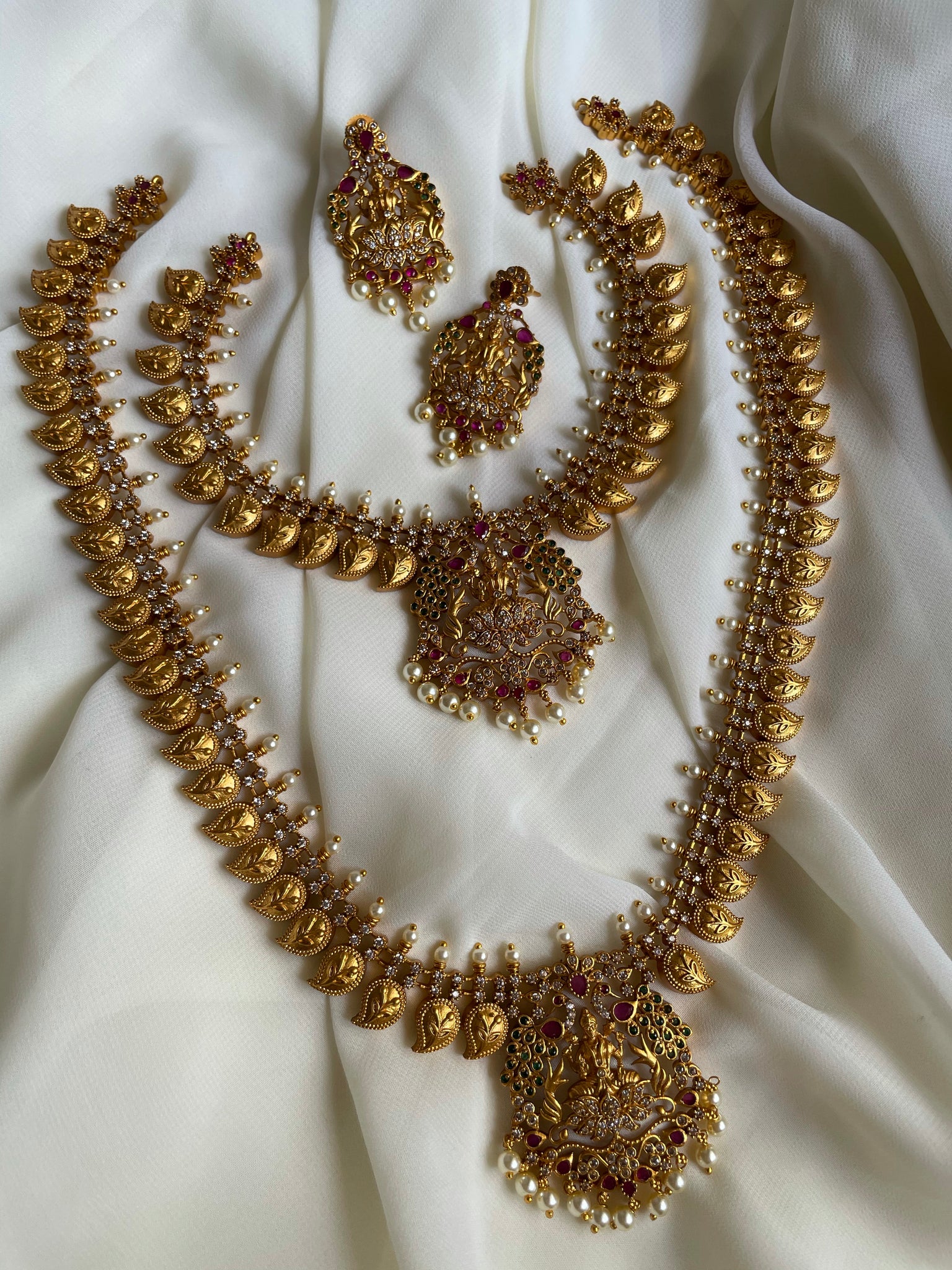 Lakshmi paisley necklace set
