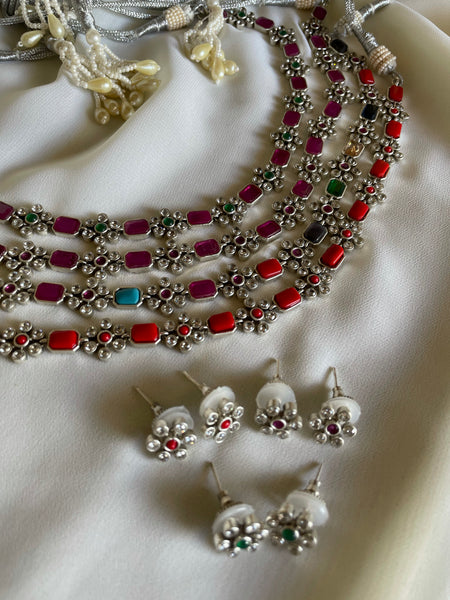 Flower stone necklace with studs