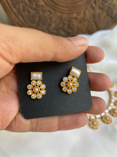 Elegant flower necklace with studs - Design B