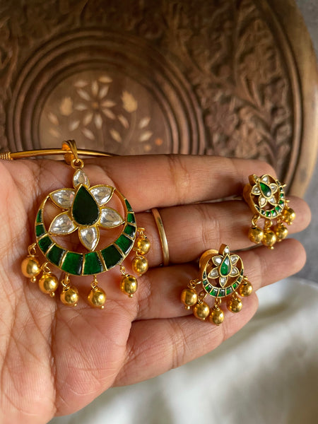 Kundan Chaand pendant with studs in a hasli