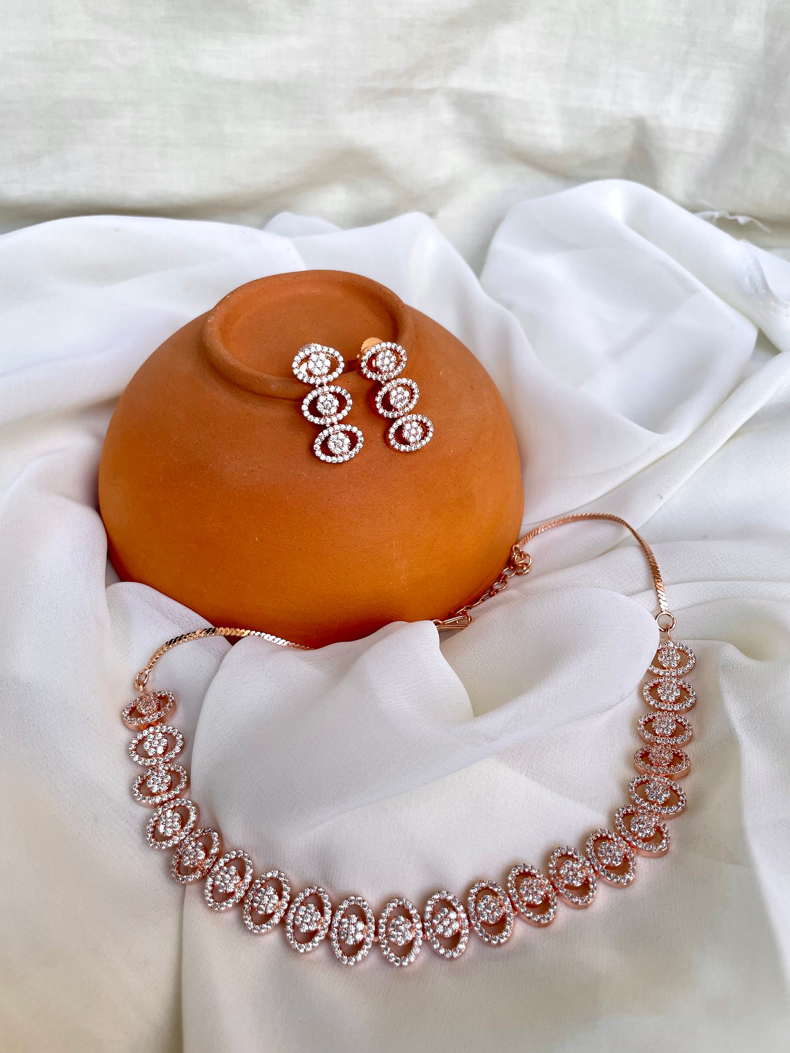 Oval rose polish necklace with studs