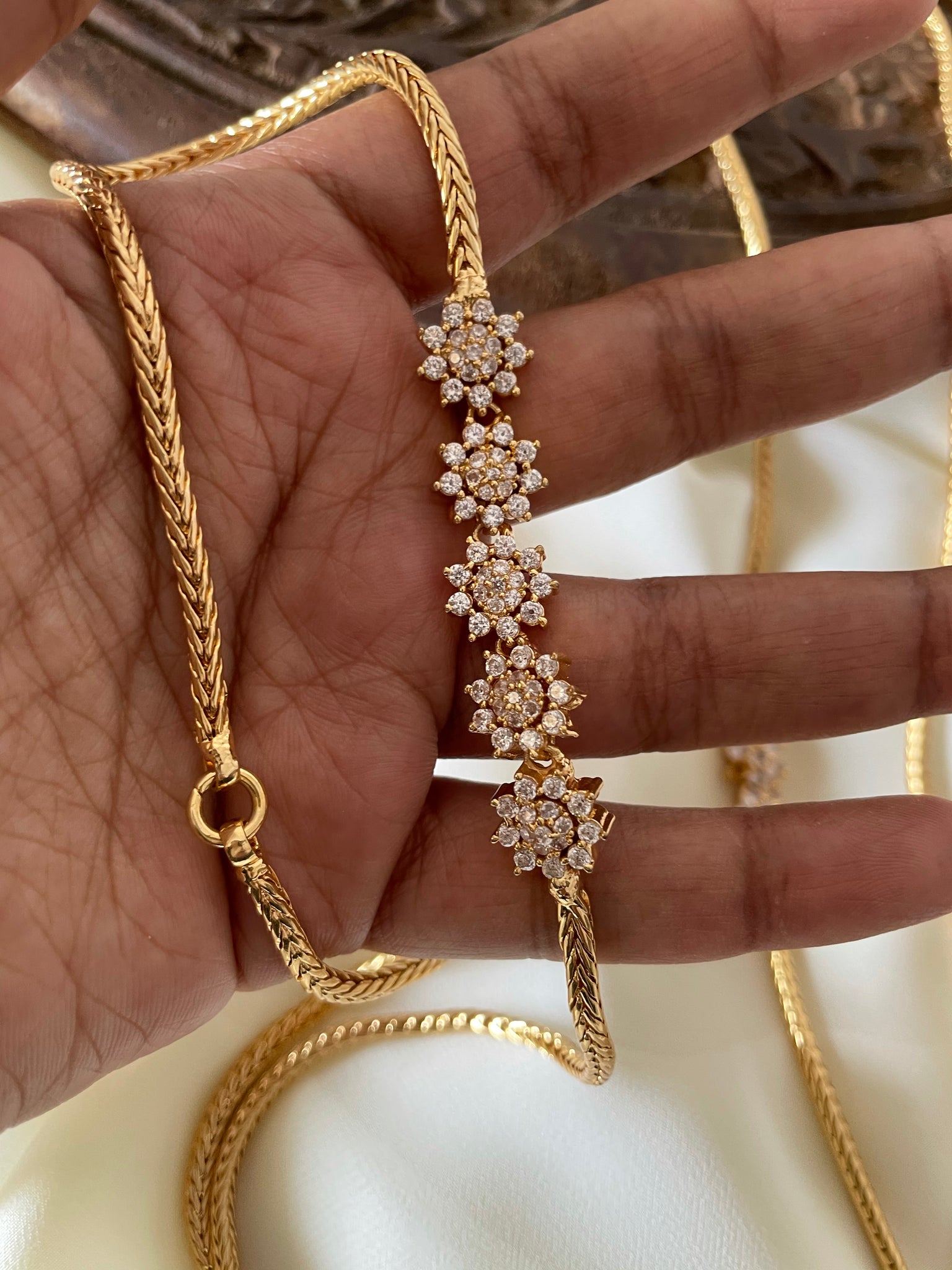 5 flower mogappu chain
