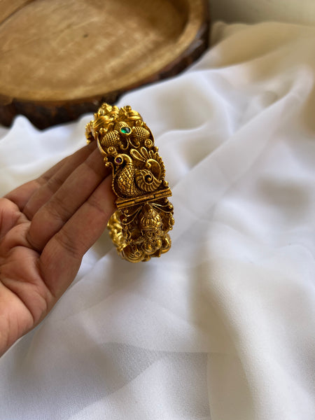 Single statement Nagas bridal bangles