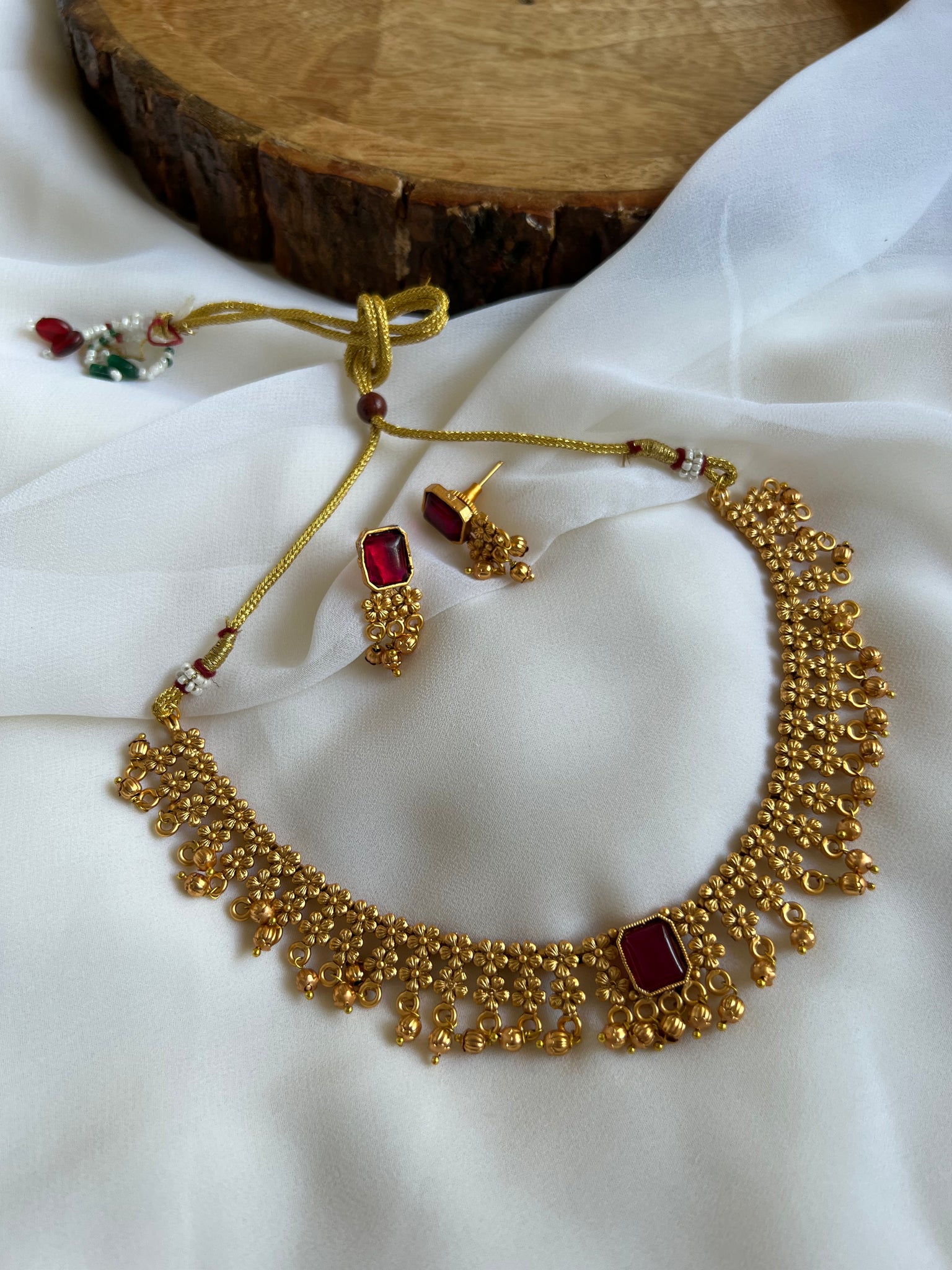 Stone matte flower necklace with studs