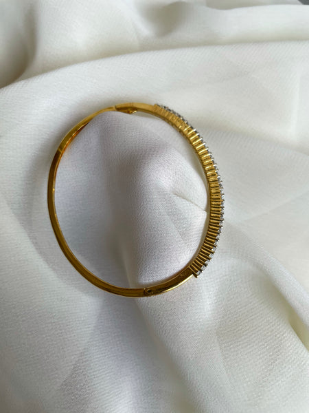 Delicate openable bangle