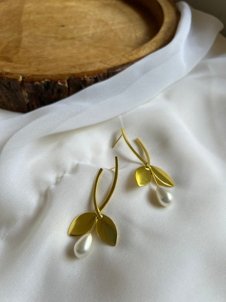 Leaf studs with Pearl A