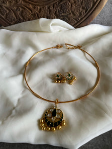 Kundan Chaand pendant with studs in a hasli