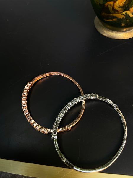 Delicate Ad openable bangle