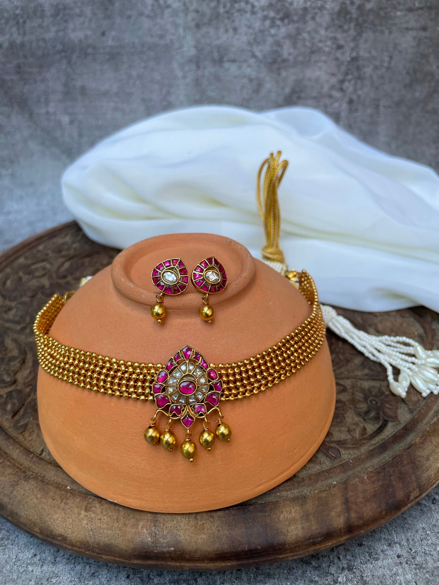 Kundan tear drop choker with studs